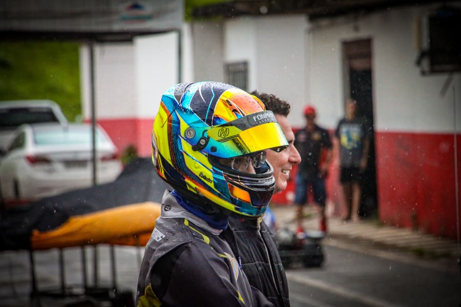 Wendell Freitas de capacete no box