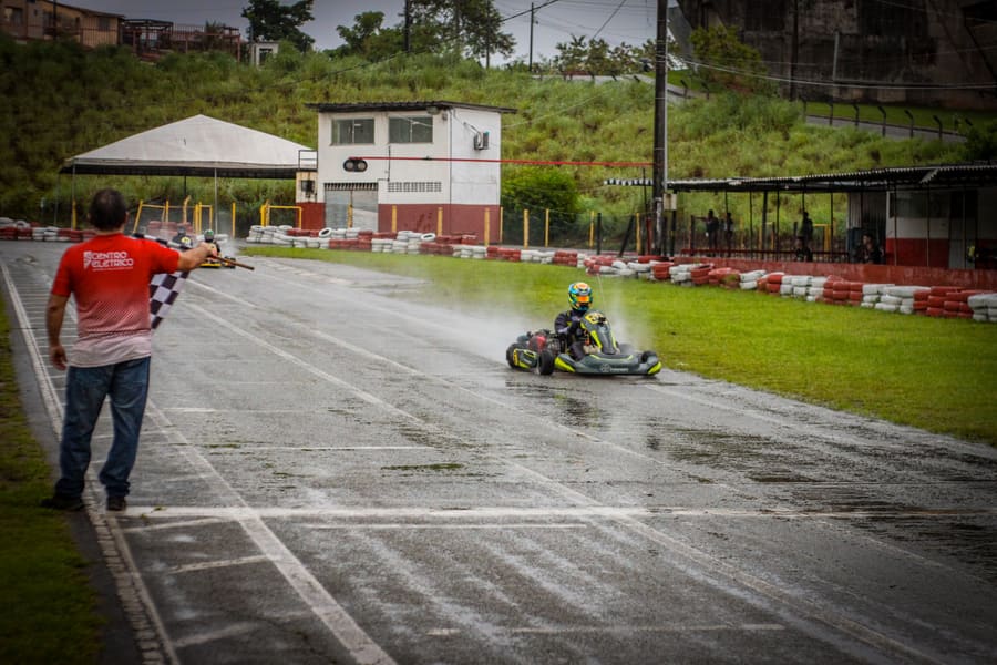 Bandeira quadriculada para o kart 55 na chuva