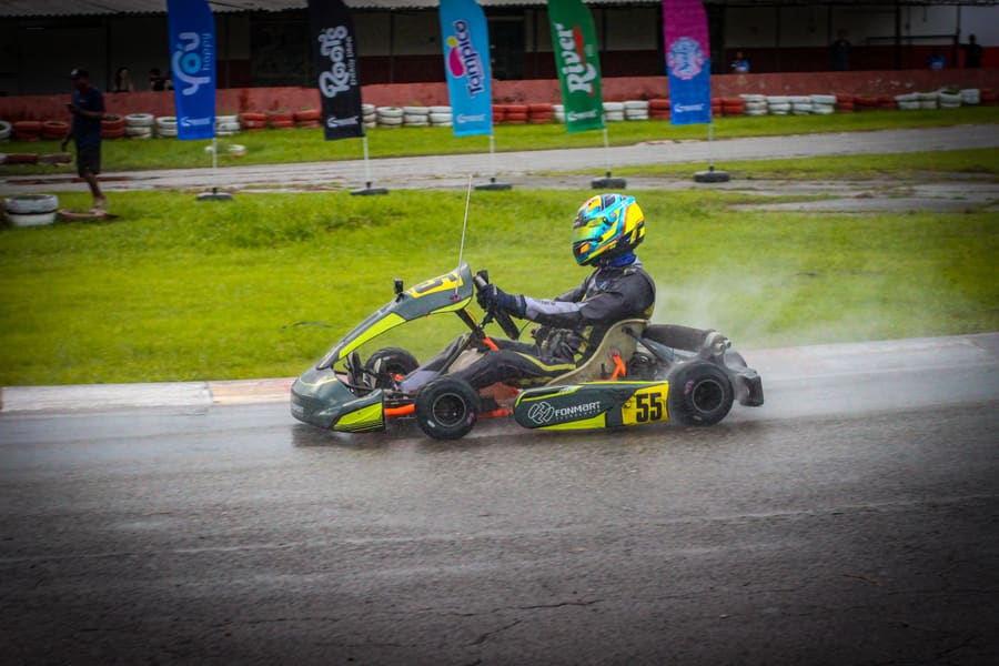Kart 55 de lado na reta molhada