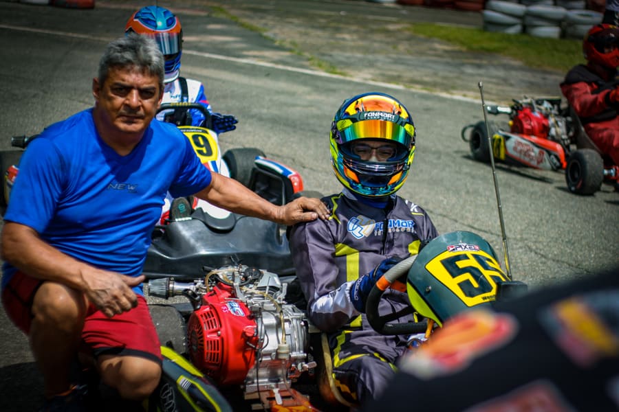 Wendell Freitas no kart 55 no grid, ao lado de um amigo